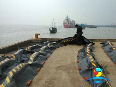 Заграждение масла твердого плавания причалов резиновое для реакции разлива нефти