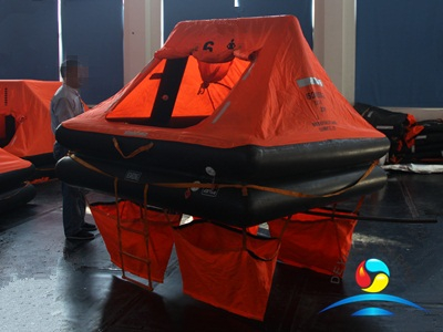 YJT Type 6 Человек выбросил за борт надувной спасательный плот
