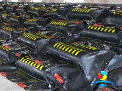 Бум для удержания нефти в порту Резиновый заграждение с твердой флотацией